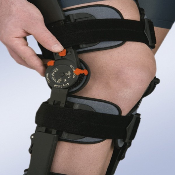 ORTESIS DE RODILLA REGULABLE CON BLOQUEO 4 Bandas estrechas 4 Cinchas 94260